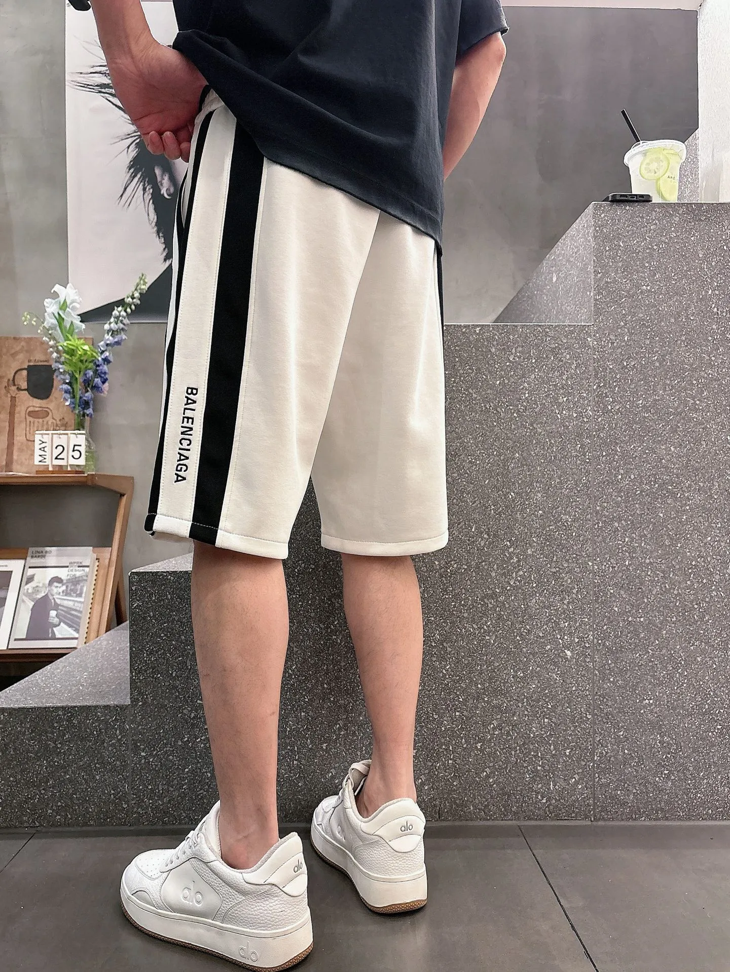 Balenciaga's three-standard complete 2026 summer New Arrival men's casual shorts, advanced custom-made Breathable fabric, Breathable fabric, extremely stretchy and comfortable, impeccable details, top-grade accessories, original logo design concept, delicate and soft feel! The upper body fit is awesome! Size: M-XXXL Please state your height and weight when ordering